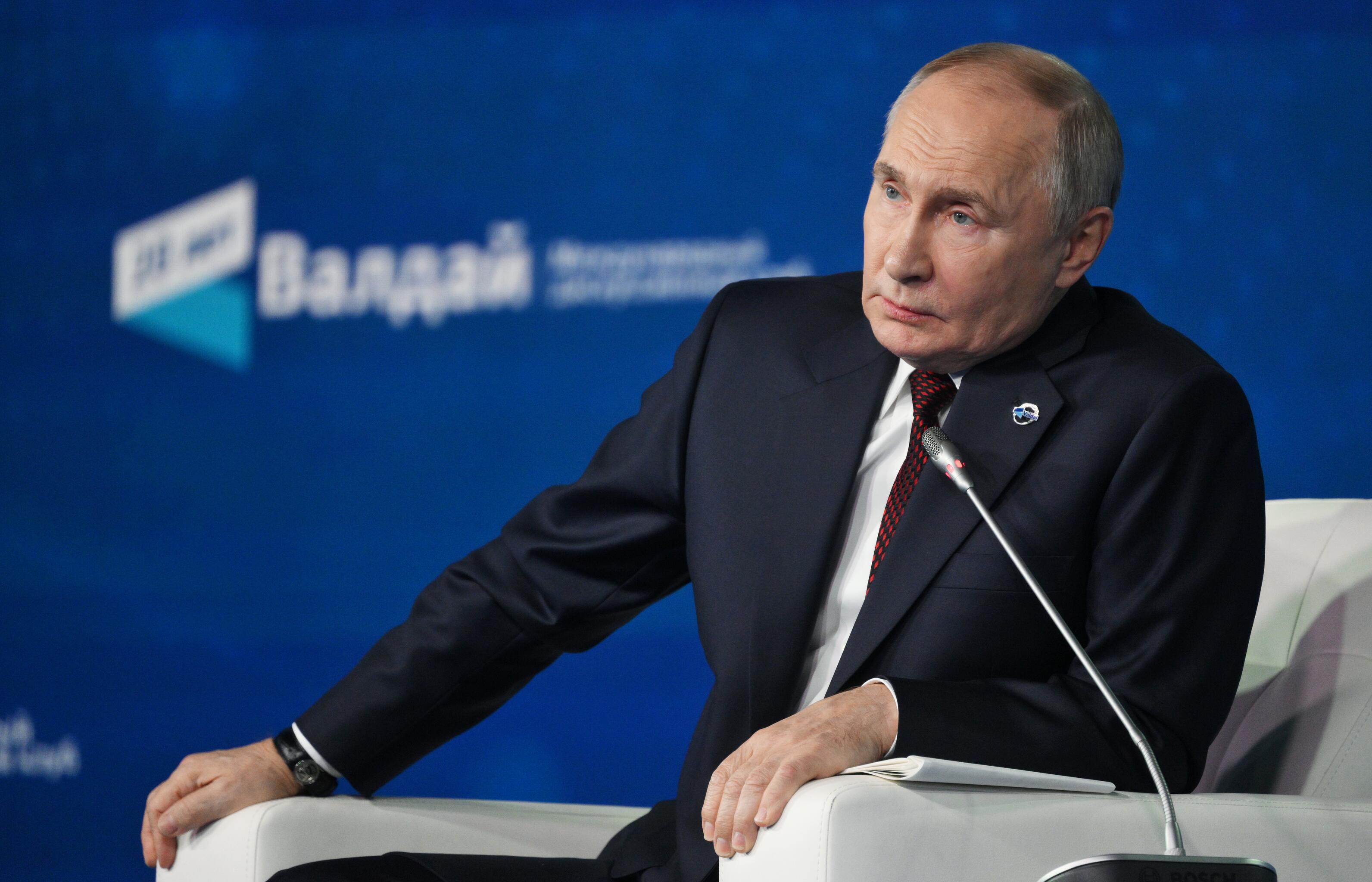 Мем этот мир прогнил и не осталось ничего. Я осталась одна стихи. Литературный юмор мемы. Ничего не осталось текст. Наруто обито цитаты.