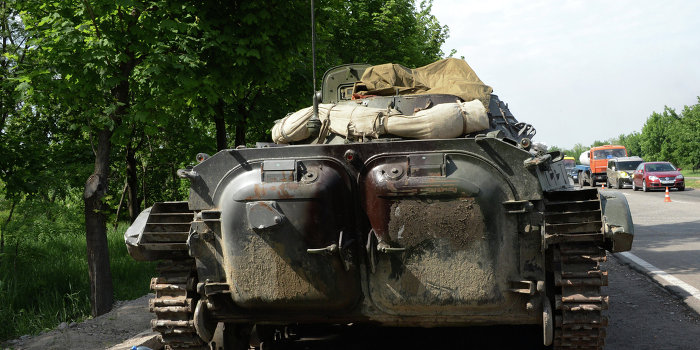 Еще одна колонна неопознанной военной техники замечена на дороге в Славянск Еще одна колонна неопознанной военной техники замечена на дороге в Славянск