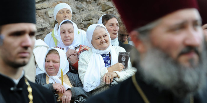 Тысяча активистов Майдана пытались поджечь верующих в Лавре Тысяча активистов Майдана пытались поджечь верующих в Лавре