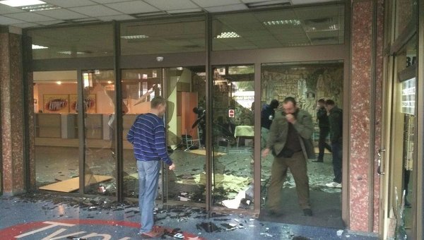 Несколько десятков радикалов атаковали съезд Федерации профсоюзов Украины Несколько десятков радикалов атаковали съезд Федерации профсоюзов Украины