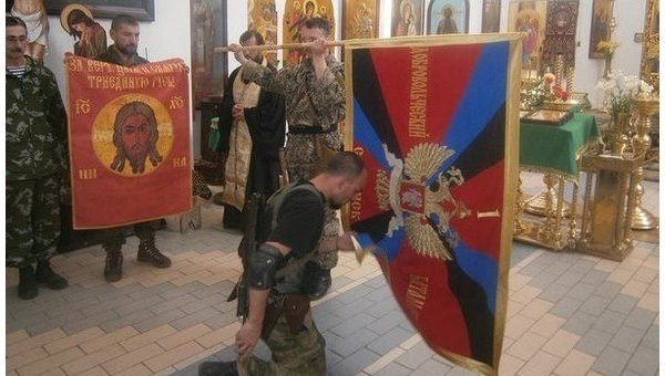 В Славянске освятили знамя 1-го Добровольческого отряда В Славянске освятили знамя 1-го Добровольческого отряда