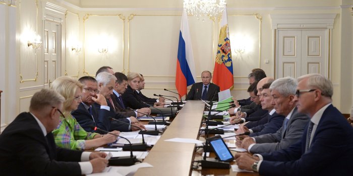 Путин провел экстренное совещание по Украине Путин провел экстренное совещание по Украине