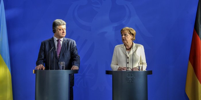 Меркель призвала Порошенко защитить мирных жителей Меркель призвала Порошенко защитить мирных жителей