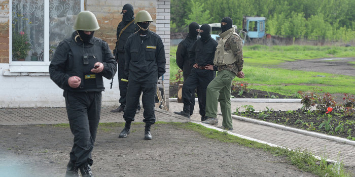 «Правый сектор» уничтожает тела неизвестных солдат «Правый сектор» уничтожает тела неизвестных солдат