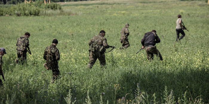 Ополченцы ведут наступление на боевиков Нацгвардии Ополченцы ведут наступление на боевиков Нацгвардии