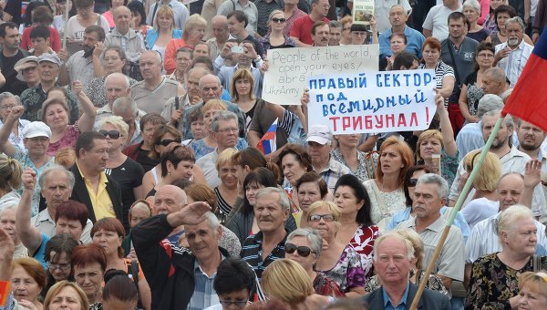 Сидя на красивом холме Сидя на красивом холме