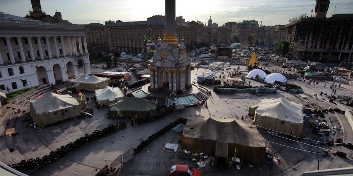 Сидя на красивом холме Сидя на красивом холме