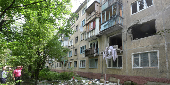 В Донецке идут бои, снаряд попал в жилой дом В Донецке идут бои, снаряд попал в жилой дом