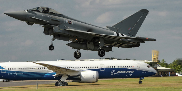Минобороны РФ: рядом с упавшим Boeing 777 летел самолет украинских ВВС Минобороны РФ: рядом с упавшим Boeing 777 летел самолет украинских ВВС