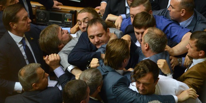 Депутаты Рады отметили объявление мобилизации дракой Депутаты Рады отметили объявление мобилизации дракой