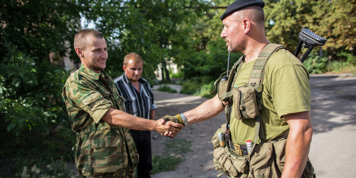 Ополченцы ловят украинских солдат и отправляют их домой Ополченцы ловят украинских солдат и отправляют их домой