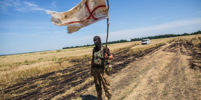 Украинские военные от голода меняют желто-голубой флаг на белый