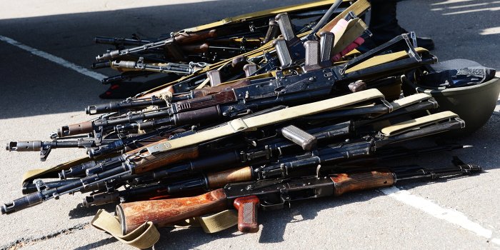 Украинским военным зарплату выдают оружием?