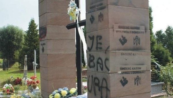 Поляки снесли памятник бандеровцам