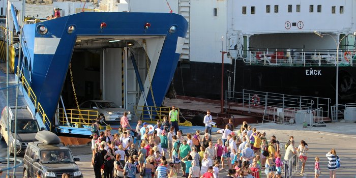 Возобновились перевозки в Крым по «единому билету» Возобновились перевозки в Крым по «единому билету»