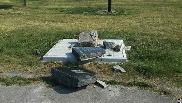 На Западе Украины снесли памятник солдатам УПА На Западе Украины снесли памятник солдатам УПА