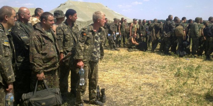 Военнослужащие украинской армии уходят в ополчение
