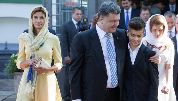 Порошенко-младший упал в обморок во время молебна за Украину Порошенко-младший упал в обморок во время молебна за Украину
