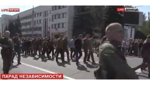По Донецку ведут украинских военнопленных