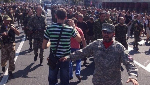 По Донецку ведут украинских военнопленных
