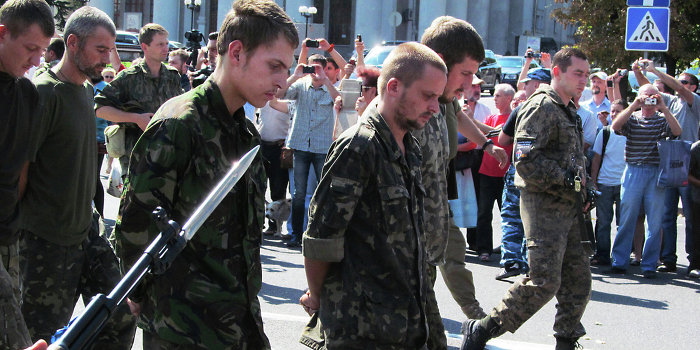 По Донецку ведут украинских военнопленных По Донецку ведут украинских военнопленных