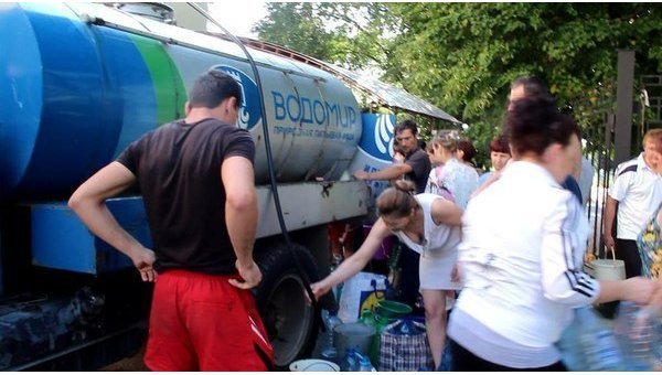 В Луганске начали раздавать российскую гуманитарную помощь