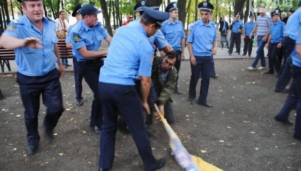 Харьковские милиционеры назвали украинский флаг «тряпкой» Харьковские милиционеры назвали украинский флаг «тряпкой»