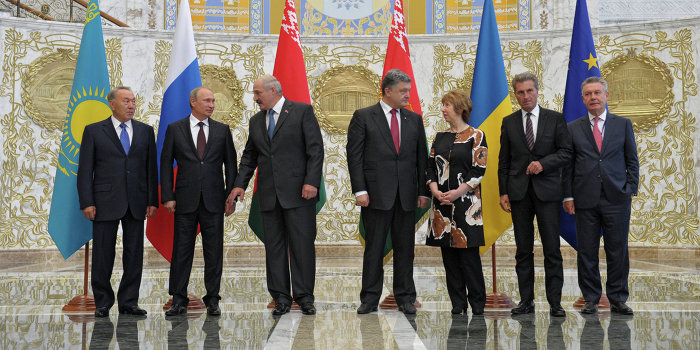 Порошенко не ответил на призыв к перемирию участников саммита в Минске
