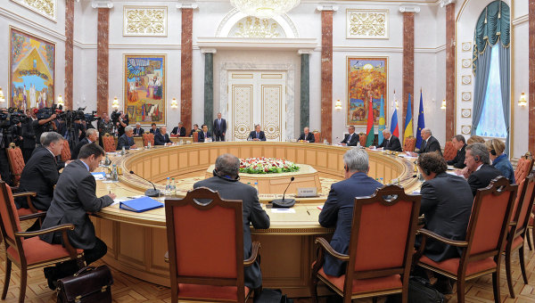 Плохая мина при плохой игре: о чем думал Порошенко на саммите в Минске