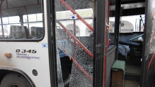 Каратели обстреляли автобусы с беженцами Каратели обстреляли автобусы с беженцами