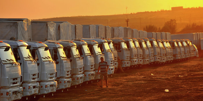 Второй гуманитарный конвой стоит у границы Новороссии