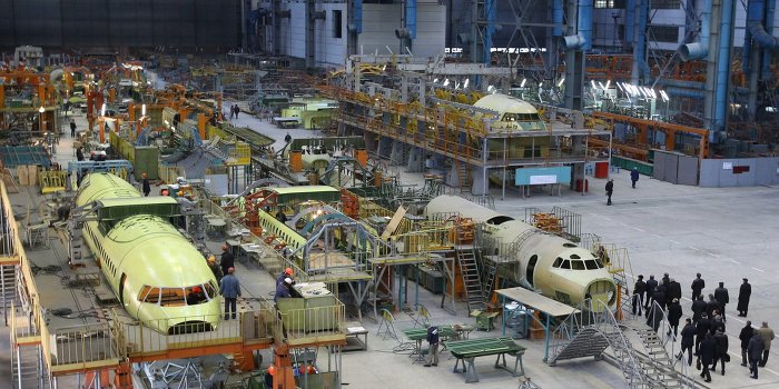 Киевский авиазавод Антонова окружили внутренние войска Украины Киевский авиазавод Антонова окружили внутренние войска Украины