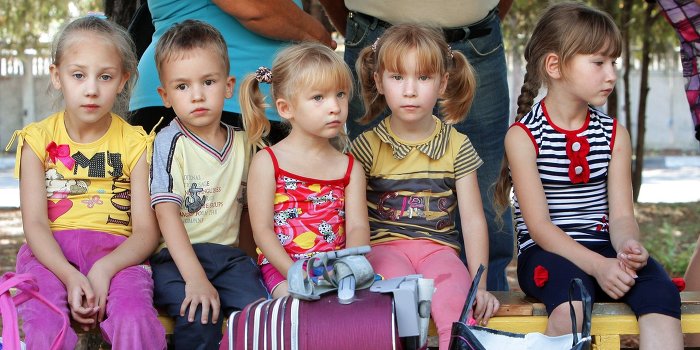 Родители массово вывозят детей из Мариуполя Родители массово вывозят детей из Мариуполя