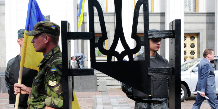 Памятник люстрации установили в Днепропетровске Памятник люстрации установили в Днепропетровске