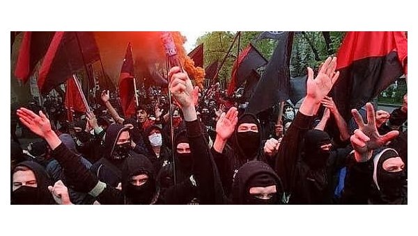 Во Львове сотни украинских нацистов «кричали и зигали, бросали файера» Во Львове сотни украинских нацистов «кричали и зигали, бросали файера»
