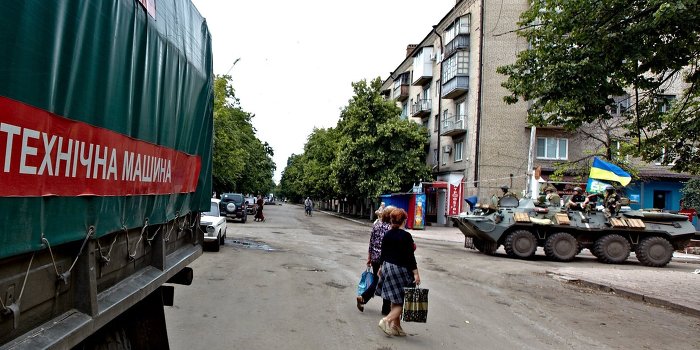 В Славянске пропаганда единой Украины ведется из БТРа В Славянске пропаганда единой Украины ведется из БТРа