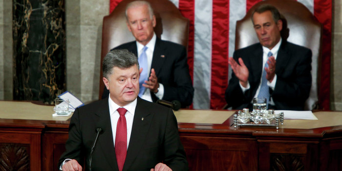 Порошенко: даже цветка не сломали! Порошенко: даже цветка не сломали!