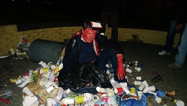 Под зданием ЦИК в Киеве засунули в мусорный бак депутата-миллионера Под зданием ЦИК в Киеве засунули в мусорный бак депутата-миллионера
