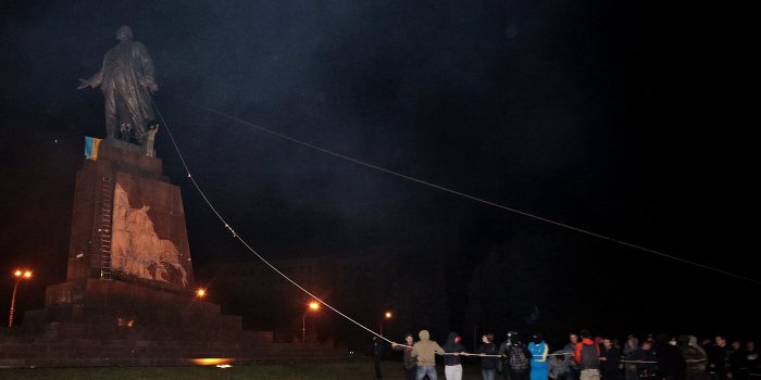 Сотни возмущенных харьковчан собираются у разрушенного памятника Ленину Сотни возмущенных харьковчан собираются у разрушенного памятника Ленину