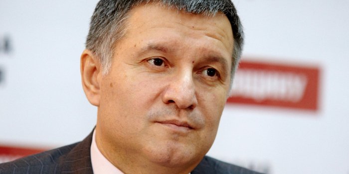 Аваков оправдывает использование фашисткой свастики «Нобелевской символикой» Аваков оправдывает использование фашисткой свастики «Нобелевской символикой»