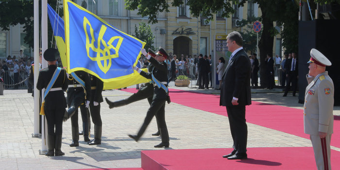 За государственный флаг Украины Порошенко отправляет на войну За государственный флаг Украины Порошенко отправляет на войну