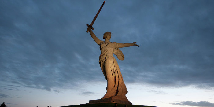 Женщины Донбасса становятся на защиту своих детей с пулеметами в руках Женщины Донбасса становятся на защиту своих детей с пулеметами в руках
