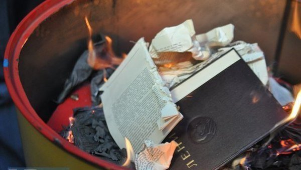 Киевляне греются книгами Ленина Киевляне греются книгами Ленина