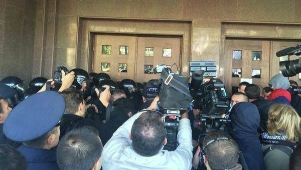 Правый сектор ворвался в Центризбирком в Киеве Правый сектор ворвался в Центризбирком в Киеве