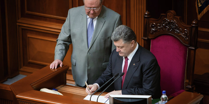 Инстинкт самосохранения заставил Порошенко подписать закон о люстрации Инстинкт самосохранения заставил Порошенко подписать закон о люстрации