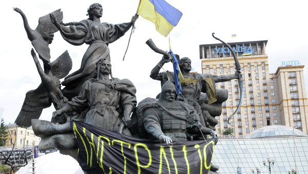 Инстинкт самосохранения заставил Порошенко подписать закон о люстрации Инстинкт самосохранения заставил Порошенко подписать закон о люстрации