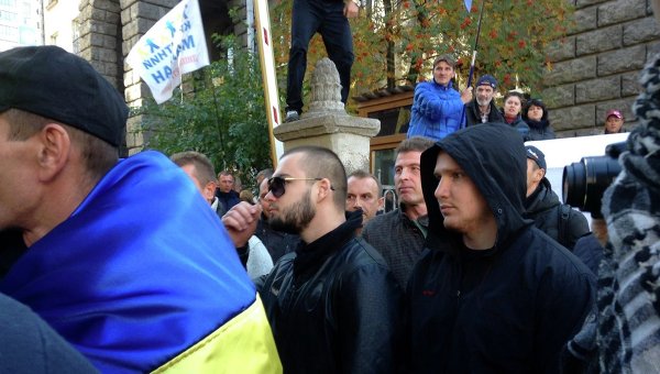 В Киеве под администрацией президента вновь запылали покрышки В Киеве под администрацией президента вновь запылали покрышки