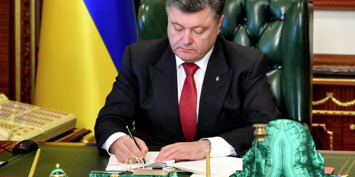 Перед встречей с Путиным Порошенко подписал закон об особом статусе ДНР и ЛНР Перед встречей с Путиным Порошенко подписал закон об особом статусе ДНР и ЛНР