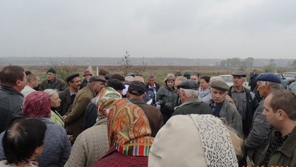 Жители пригородов Мариуполя выступили против украинских силовиков Жители пригородов Мариуполя выступили против украинских силовиков