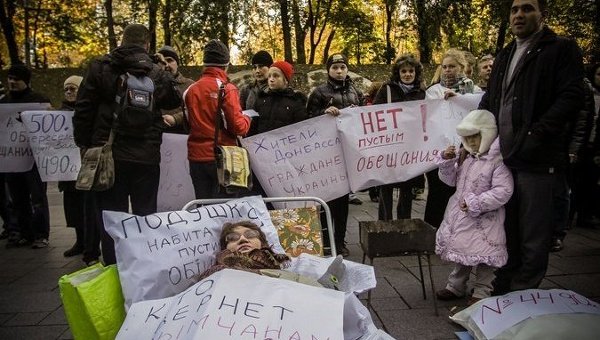 Беженцы из Донбасса вышли на акцию протеста в Киеве Беженцы из Донбасса вышли на акцию протеста в Киеве